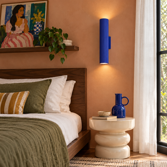 Applique Ivar outremer au-dessus d'une table de chevet, chambre pêche