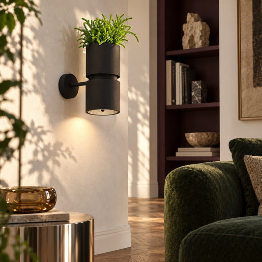 Applique Kukkia noire à jardinière allumée dans un salon, vue rapprochée
