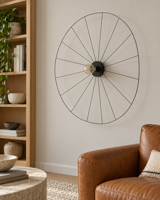 Applique Eskola noire Ø 70 cm au mur d'un salon avec fauteuil en cuir