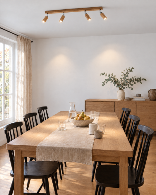 Plafonnier Zeke 4 spots en chêne au-dessus d'une table dans une salle à manger lumineuse