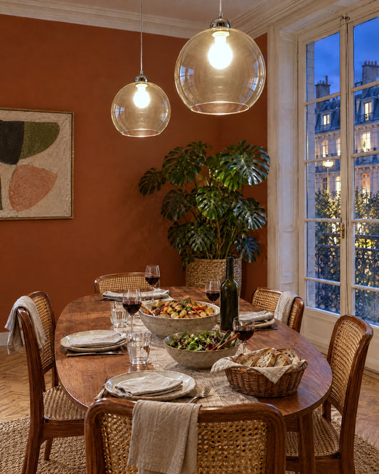 Suspensions Ball champagne allumées le soir au-dessus du dîner dans une salle à manger parisienne