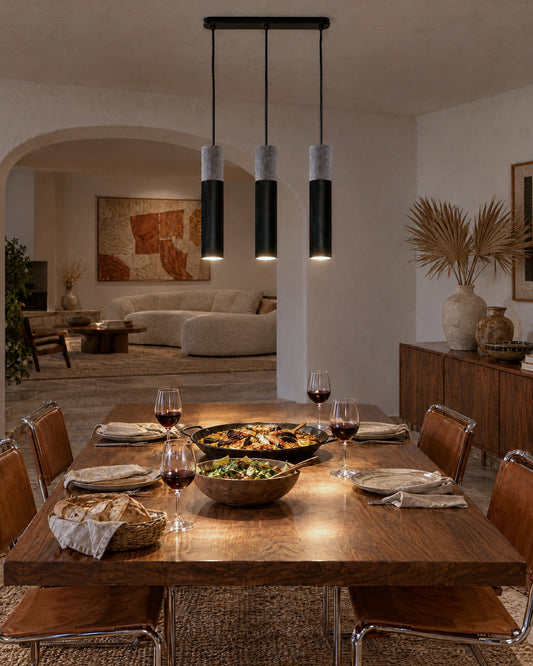 Suspension Borgio 3 lumières noire allumée le soir au-dessus du dîner dans une salle à manger