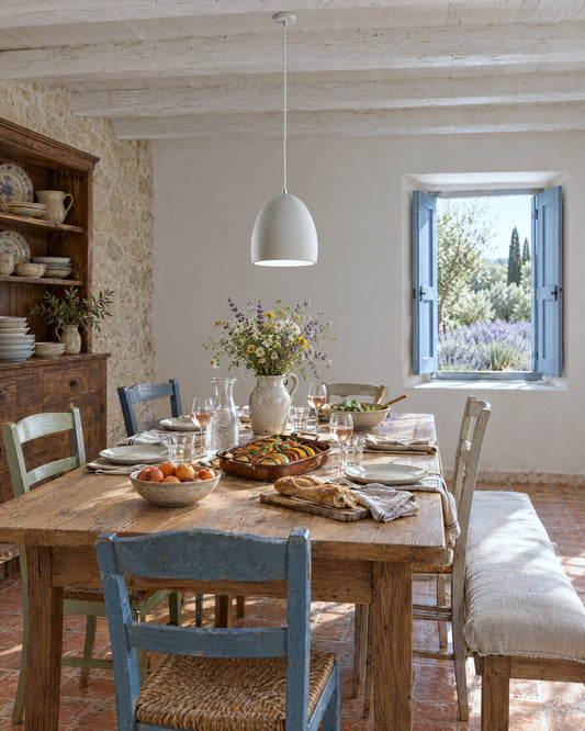 Suspension Flawiusz en céramique blanche au-dessus d'une table de ferme dans une salle à manger provençale