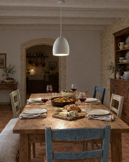 Suspension Flawiusz allumée le soir dans une salle à manger de mas provençal