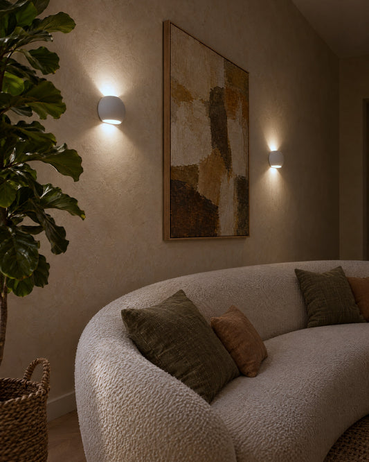 Appliques Globe en céramique allumées le soir dans un salon
