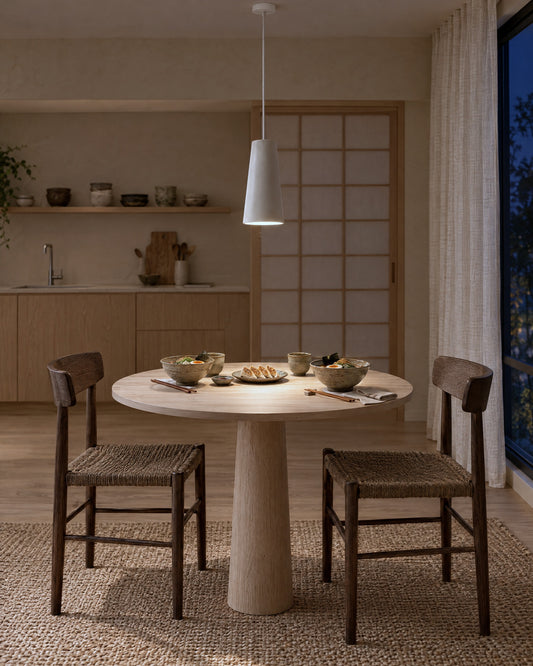 Suspension Gulcan allumée le soir dans une salle à manger japandi