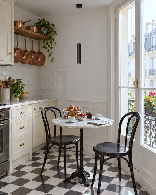 Suspension Lagos noire au-dessus d'une table bistrot dans une cuisine parisienne