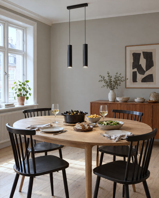 Suspension Lagos 2 lumières noire au-dessus d'une table ovale dans une salle à manger scandinave