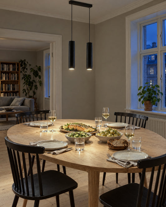 Suspension Lagos 2 lumières allumée le soir dans une salle à manger