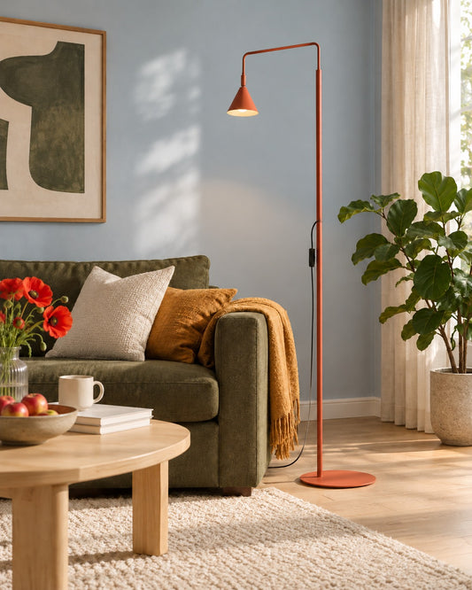 Lampadaire Nox ocre rouge au-dessus d'un canapé dans un salon lumineux