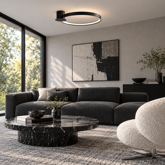 Plafonnier Rio noir dans un salon gris, vue de trois quarts