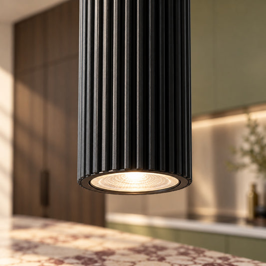 Suspension Ivar noire, détail du tube cannelé et du diffuseur
