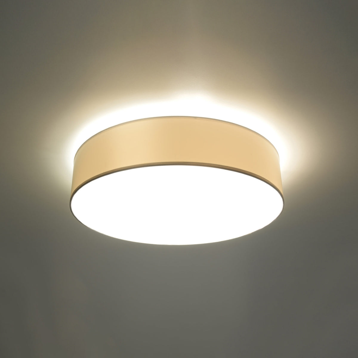 Plafonnier Arena 45 à grand diffuseur, autre angle de vue
