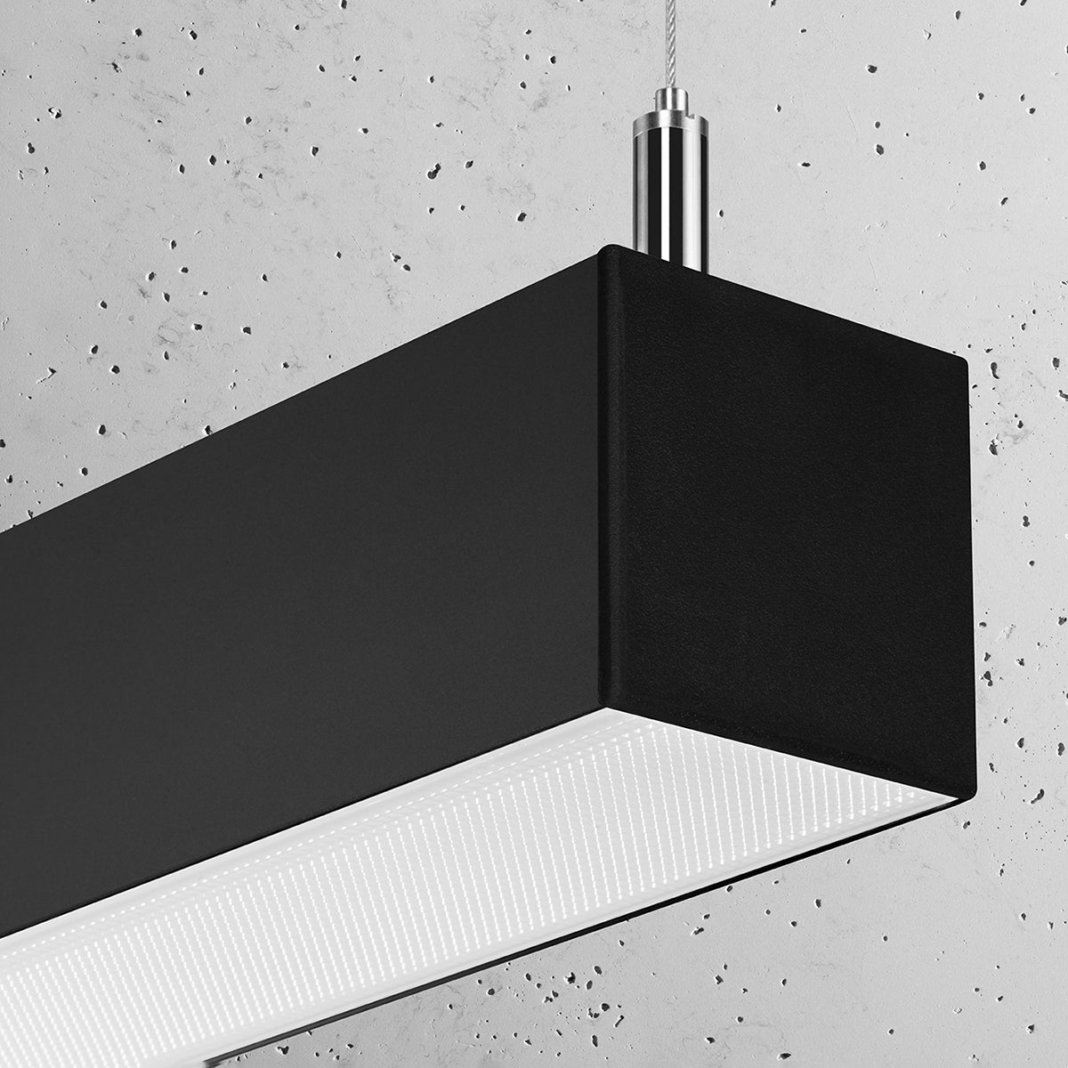 Suspension Pinne 67 cm noir