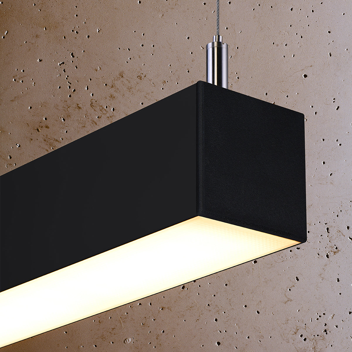 Suspension Pinne 67 cm noir