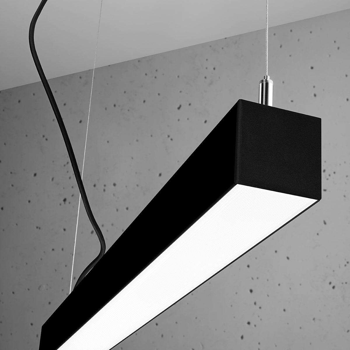 Suspension Pinne 67 cm noir