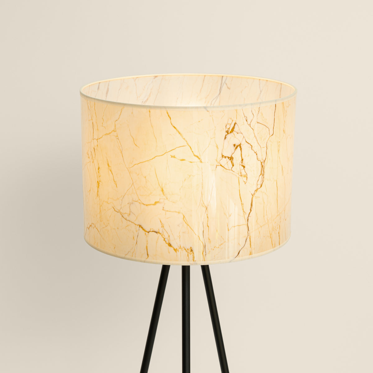 Lampadaire Nevia effet marbre, vue sous un autre angle