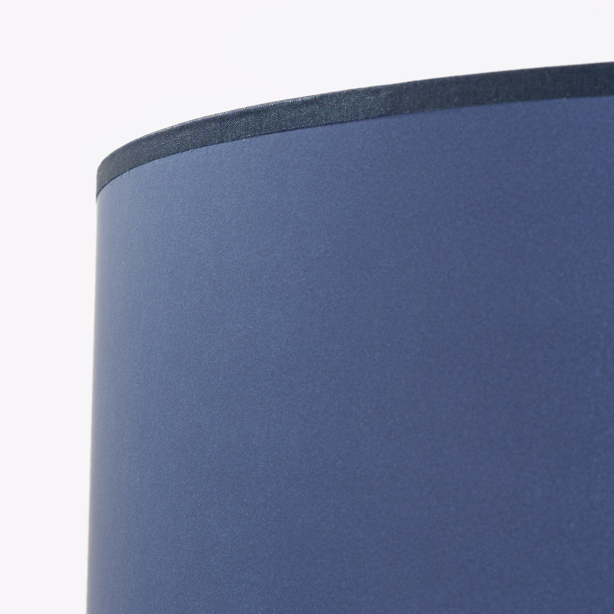 Lampadaire Nevia marine, aperçu du design