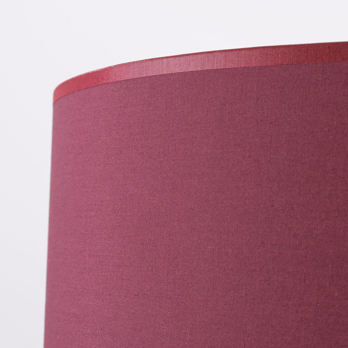 Lampadaire Nevia bordeaux, aperçu du design