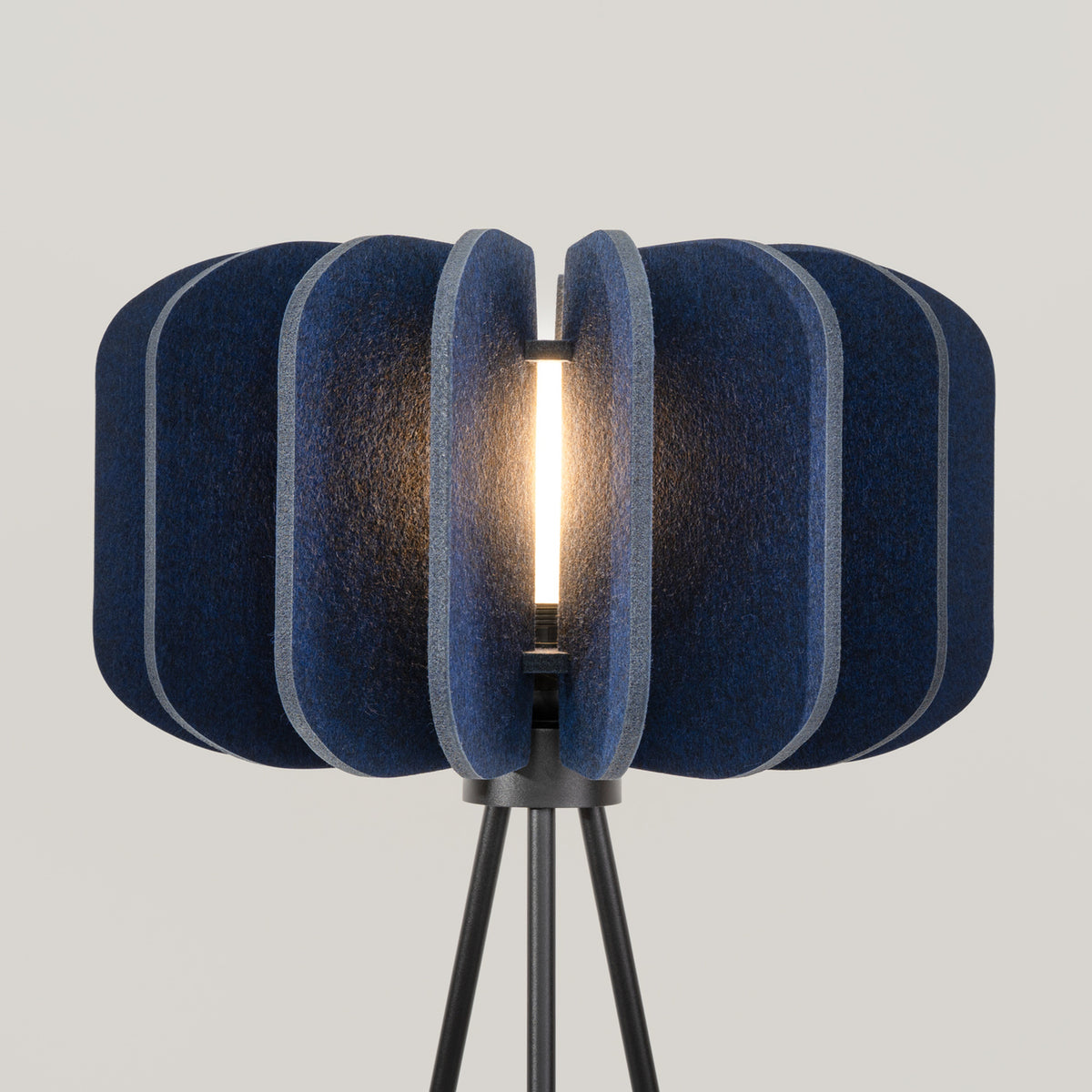 Lampadaire Mula navy, détail de la finition
