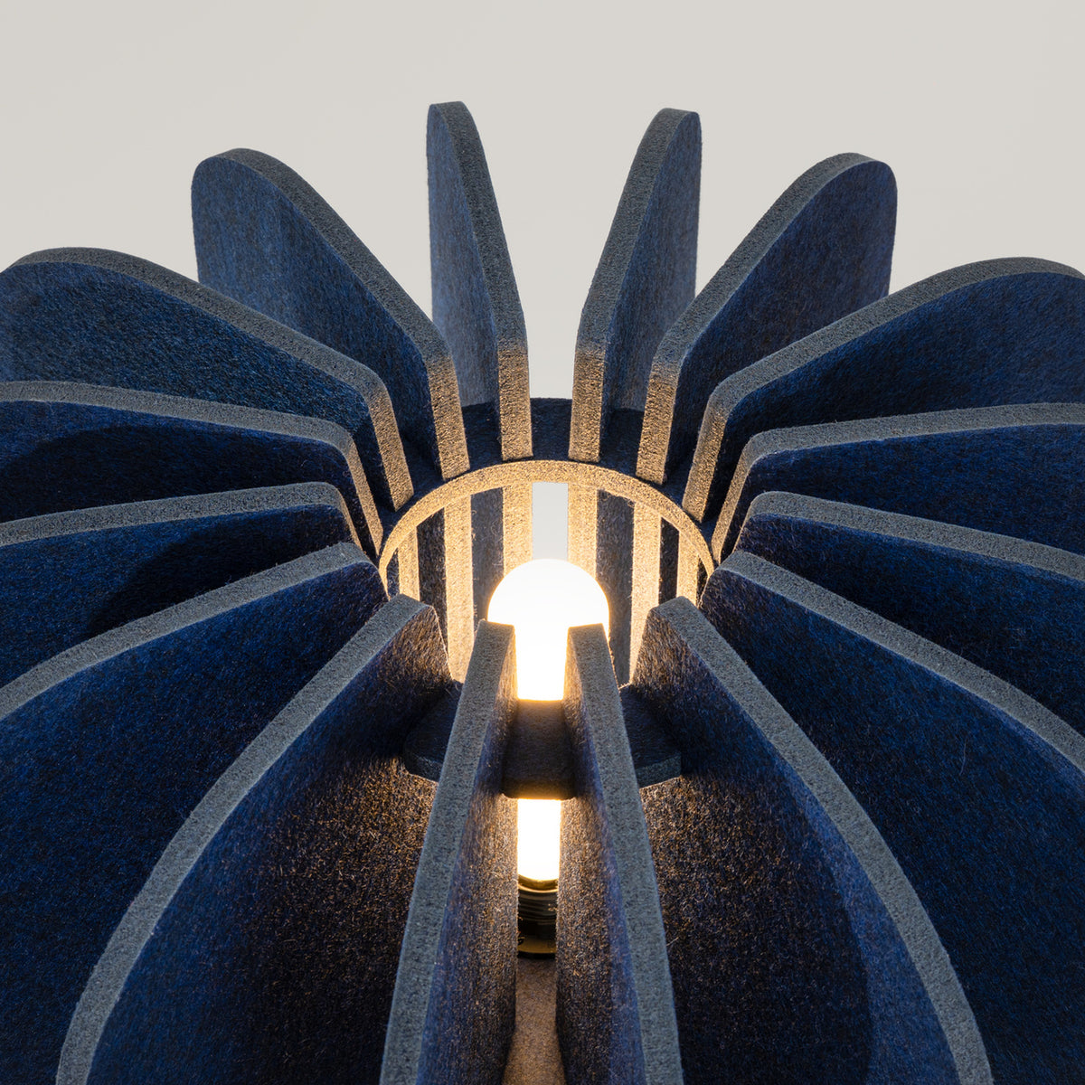 Lampadaire Mula navy, vue sous un autre angle