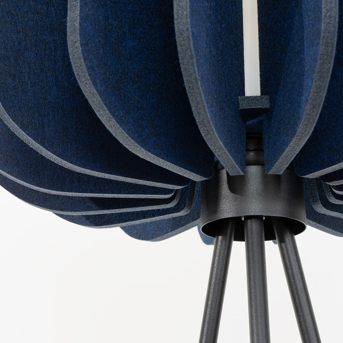 Lampadaire Mula navy, aperçu du design
