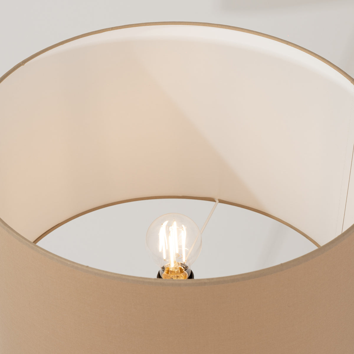 Lampadaire Natt beige, détail de la finition