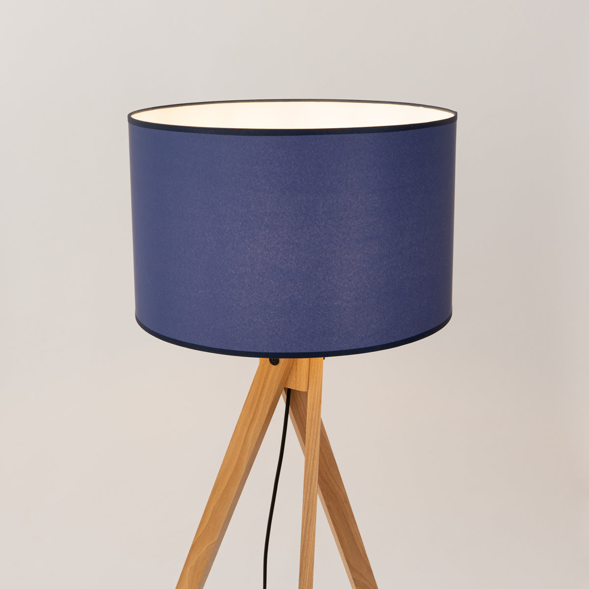 Lampadaire Natt navy, vue sous un autre angle