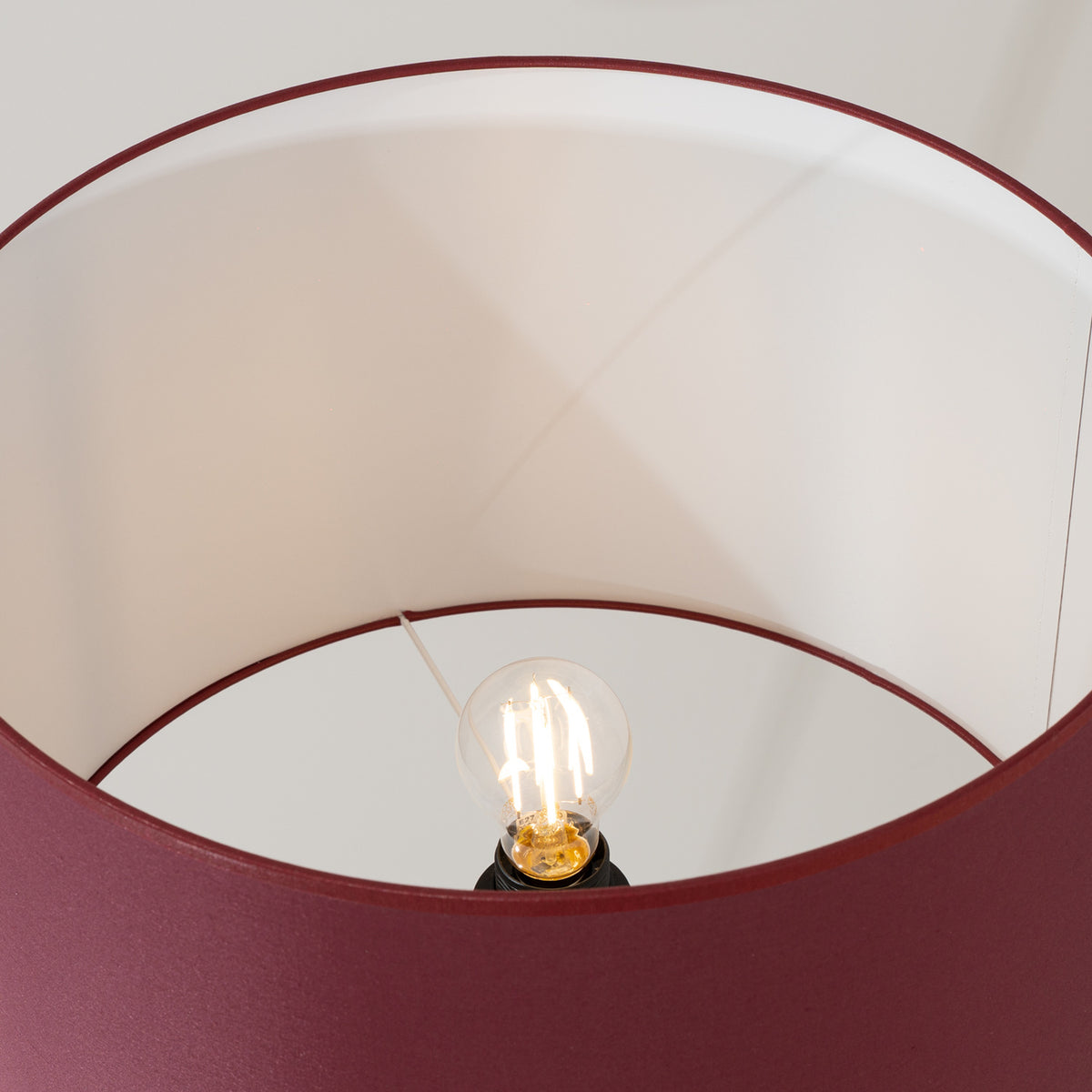 Lampadaire Natt bordeaux, détail de la finition