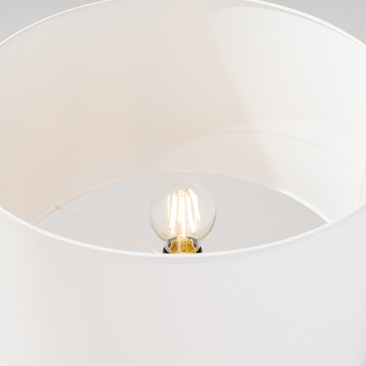 Lampadaire Natt blanc, détail de la finition