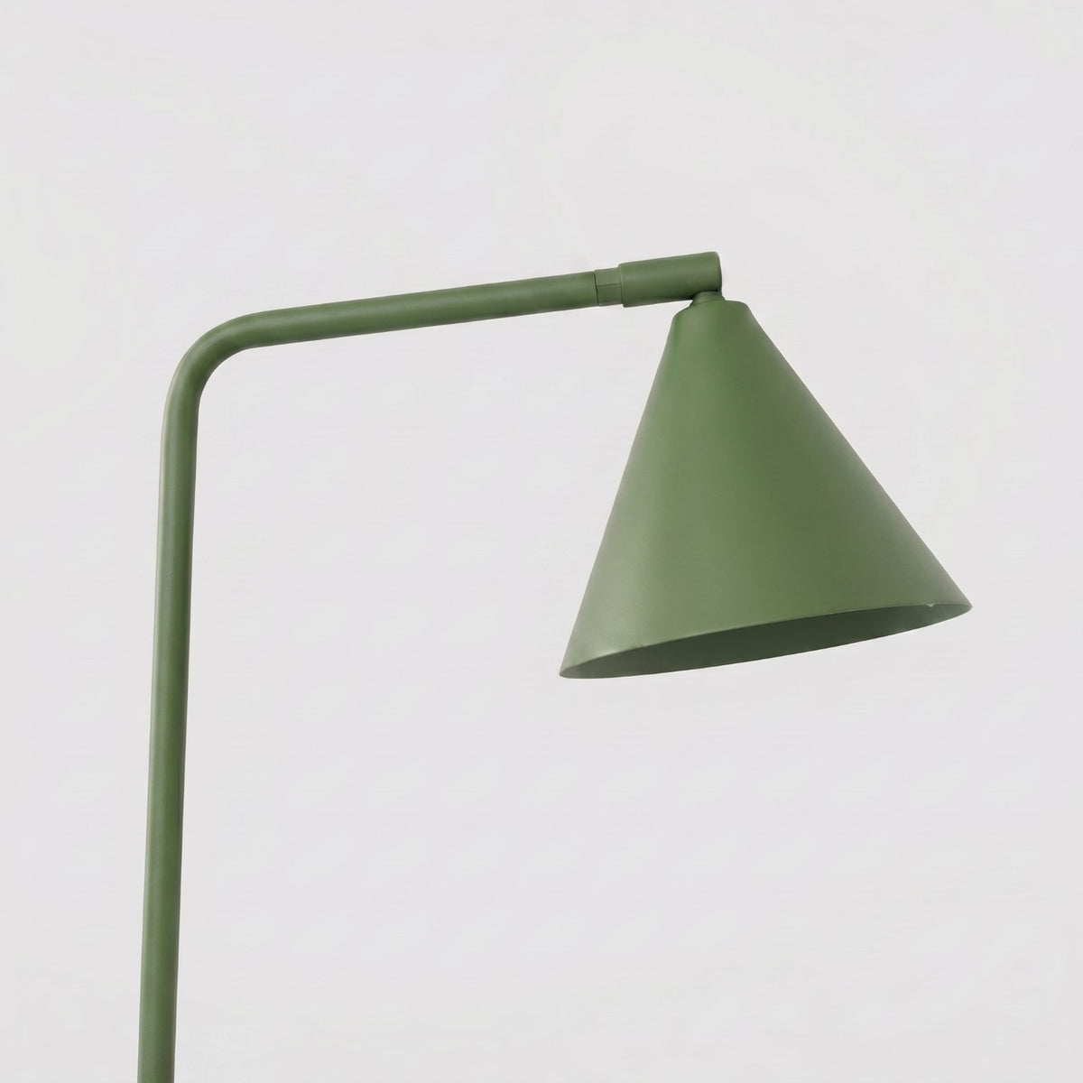 Lampe de table Nox vert olive, vue sous un autre angle