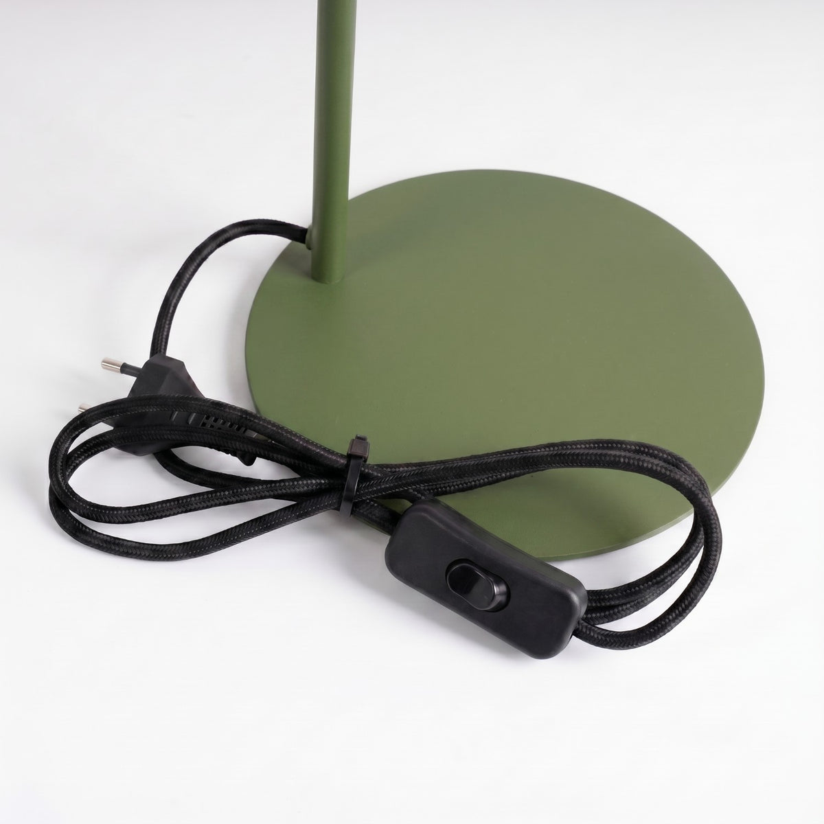 Lampe de table Nox vert olive, autre angle de vue