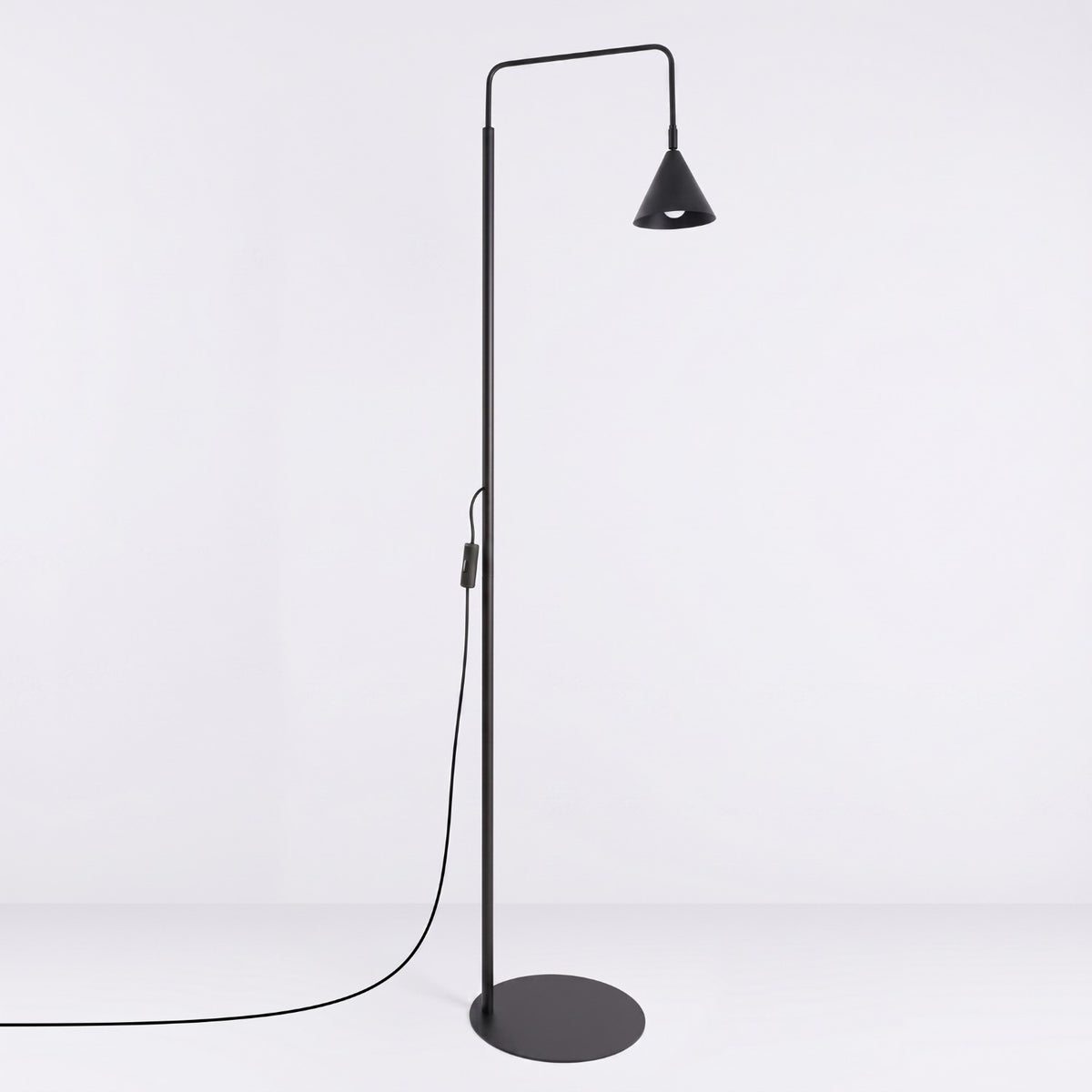 Lampadaire Nox noir, détail de la finition