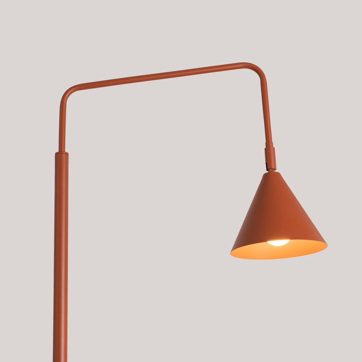 Lampadaire Nox ocre rouge, détail de la finition