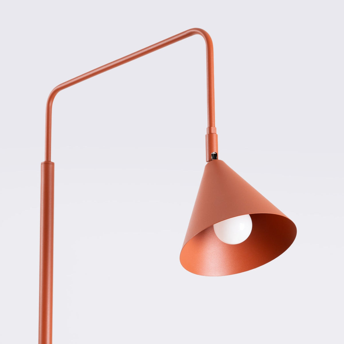 Lampadaire Nox ocre rouge, vue sous un autre angle