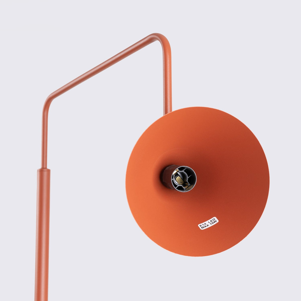 Lampadaire Nox ocre rouge, aperçu du design
