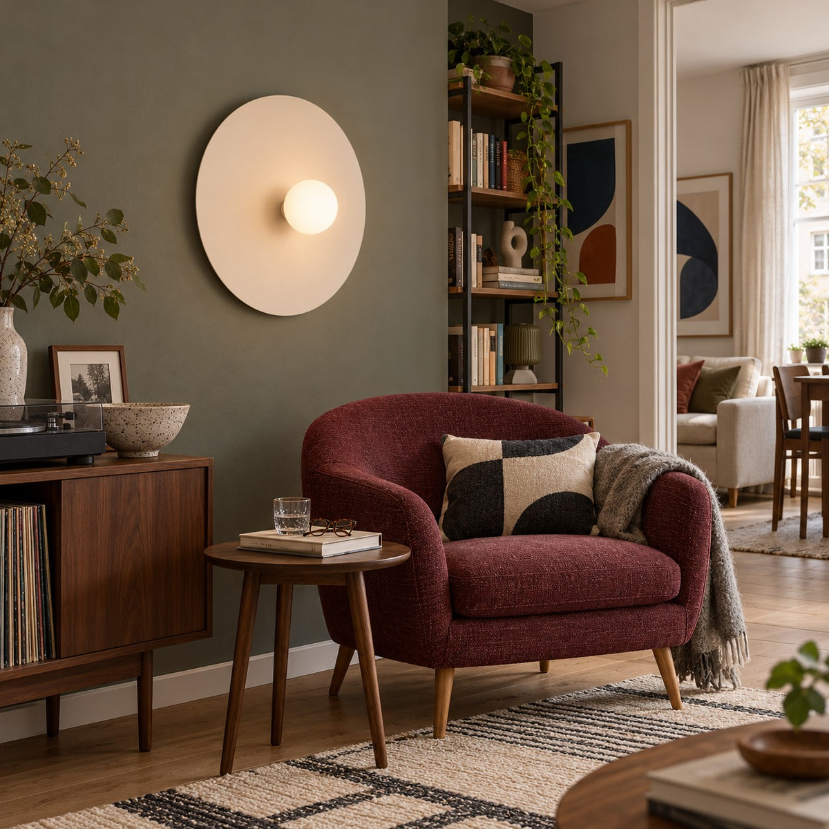 Applique Ake beige Ø 50 cm au-dessus d'un fauteuil dans un salon
