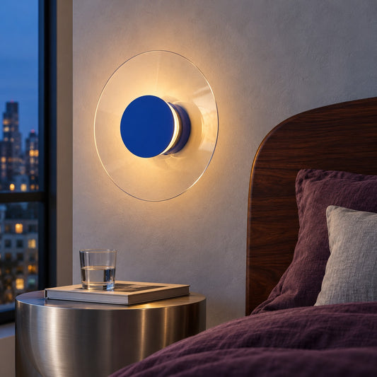 Applique Astro outremer dans une chambre palissandre et aubergine
