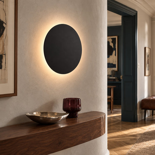 Applique Borgen noire Ø 30 cm allumée au-dessus d'une console en noyer