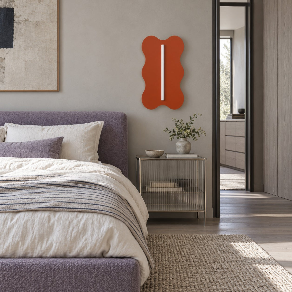 Applique Klover ocre rouge éteinte au-dessus d'un lit dans une chambre lavande