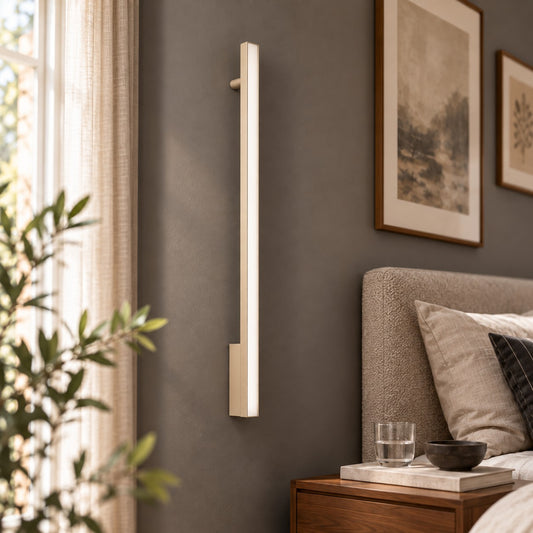 Applique Lagom beige 90 cm au-dessus d'une table de chevet dans une chambre