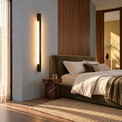 Applique Sappo noire dans une chambre olive et bois