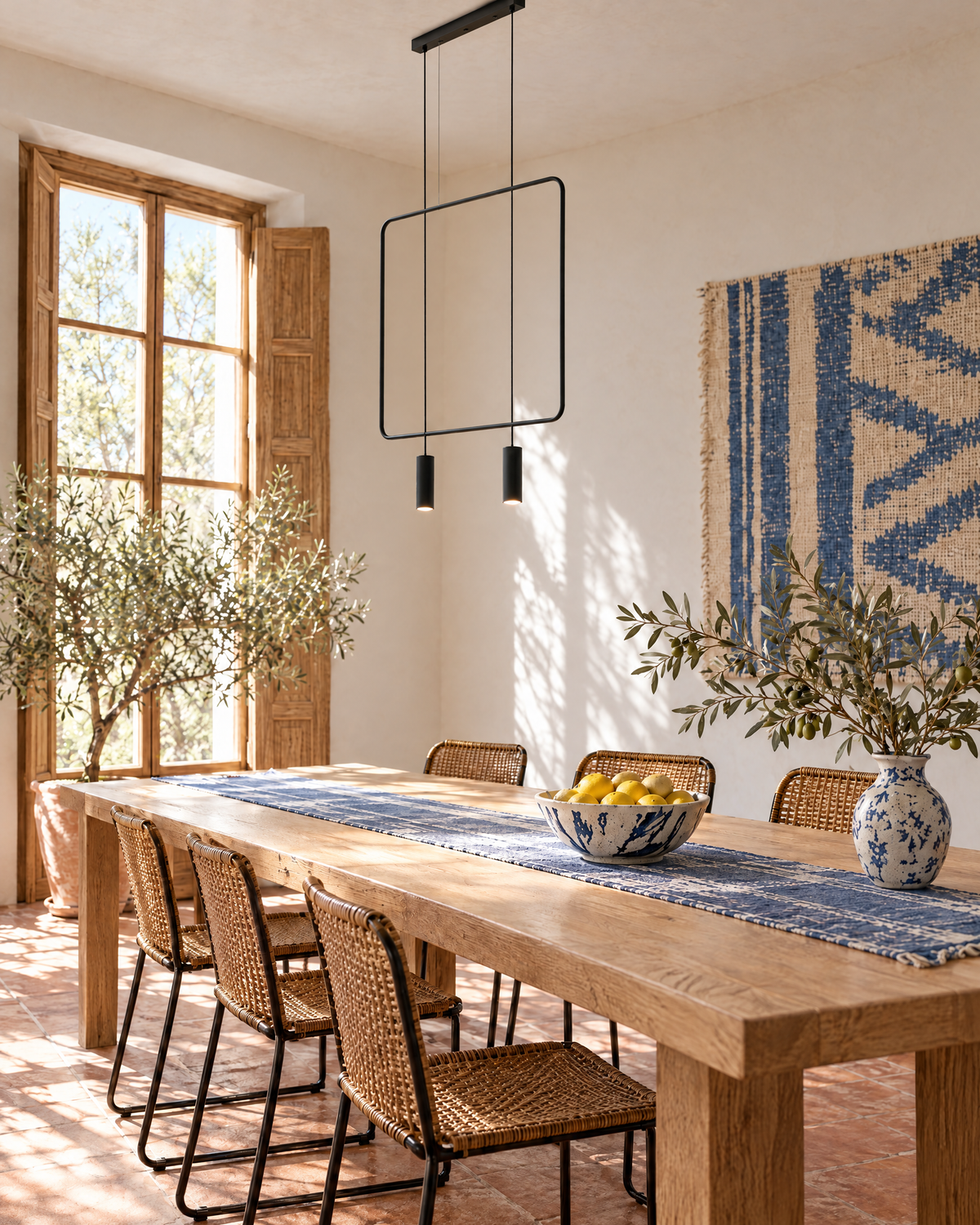 Suspension Rana 2 lumières au-dessus d'une longue table en chêne, autre angle