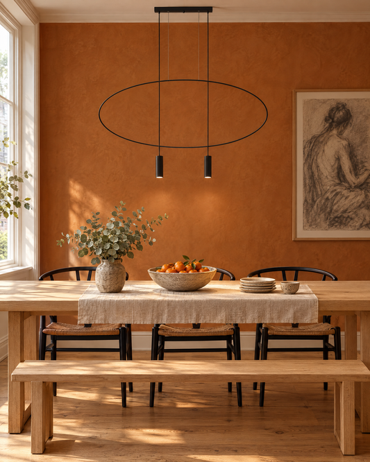 Suspension Holar noire au-dessus d'une table en bois dans une salle à manger aux murs terracotta