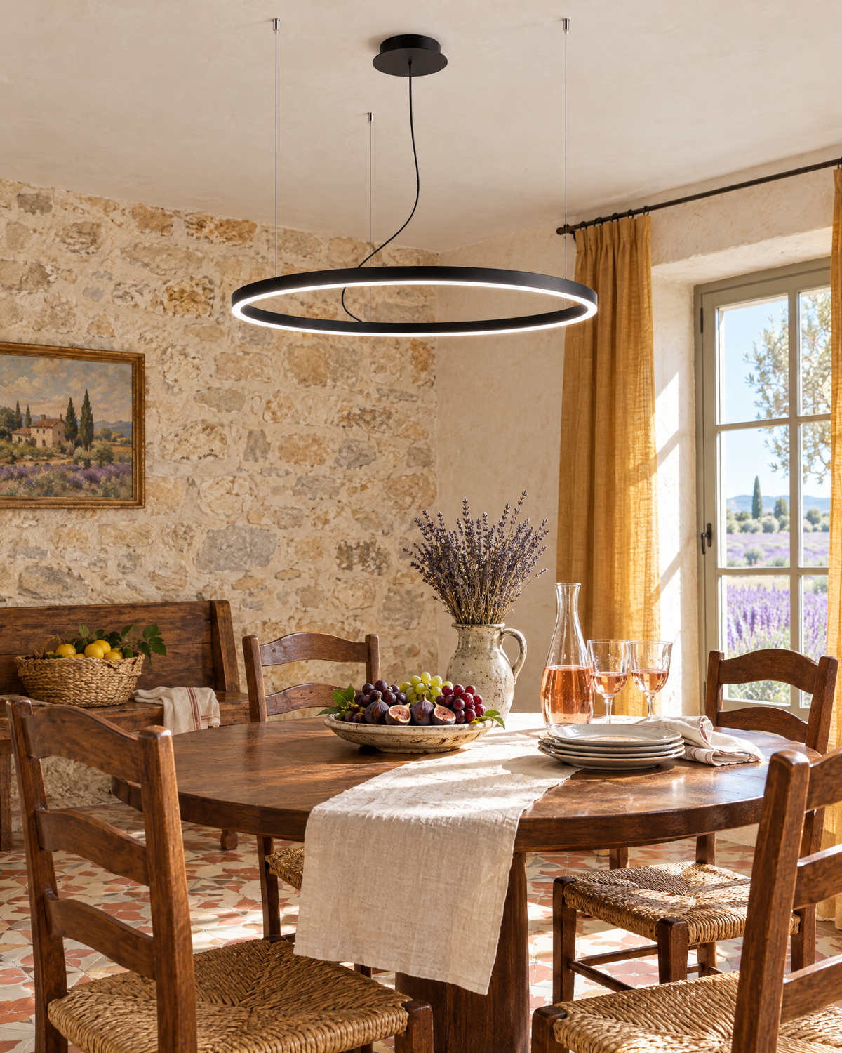 Suspension Oda au-dessus d'une table ronde dans un mas provençal en pierre