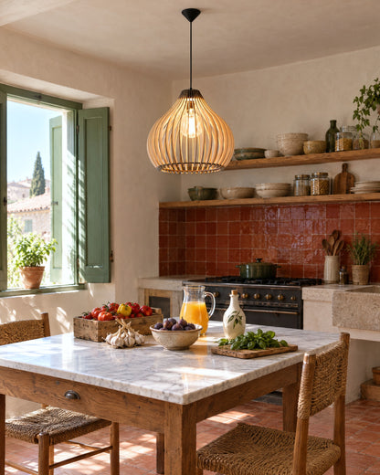 Suspension Aprilla en bois au-dessus d'une table en marbre dans une cuisine provençale