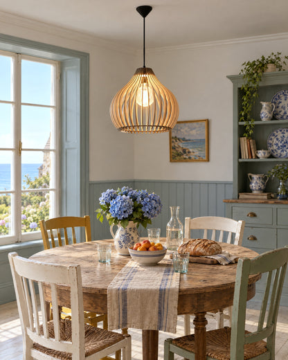 Suspension Aprilla en bois naturel allumée au-dessus d'une table ronde dans une salle à manger de maison en bord de mer