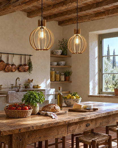 Deux suspensions Arancia en bois au-dessus d'une table de ferme dans une cuisine toscane