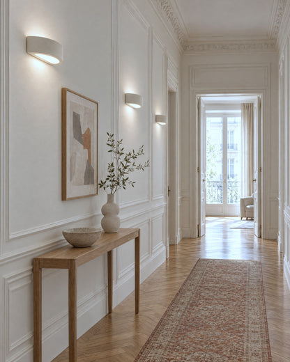 Appliques Atena en céramique alignées dans un couloir haussmannien