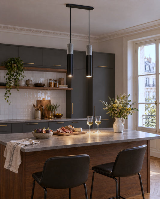 Suspension Borgio 2 lumières noire et béton au-dessus d'un îlot dans une cuisine graphite